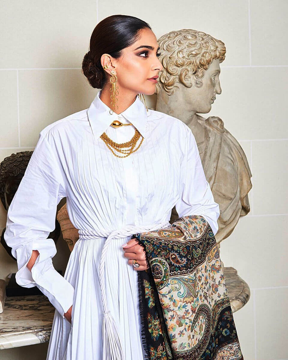 Dazzlerr - Stunning Looks of Sonam Kapoor at Paris Fashion Week