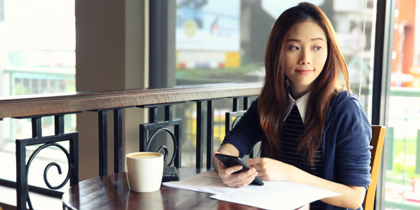 model-reviewing-a-freelance-model-contract